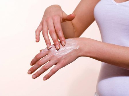 Использование мази для лечения дерматита кожи рук