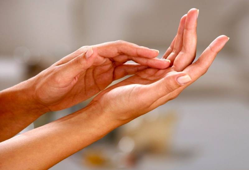 Сыпь на пальцах рук: причины возникновения и способы лечения